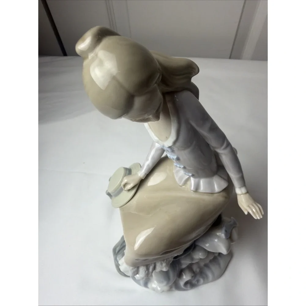 Vintage‎ Retired LLADRO Porcelain Figurine - Girl  & Hat - Sitting - Fish -w Box